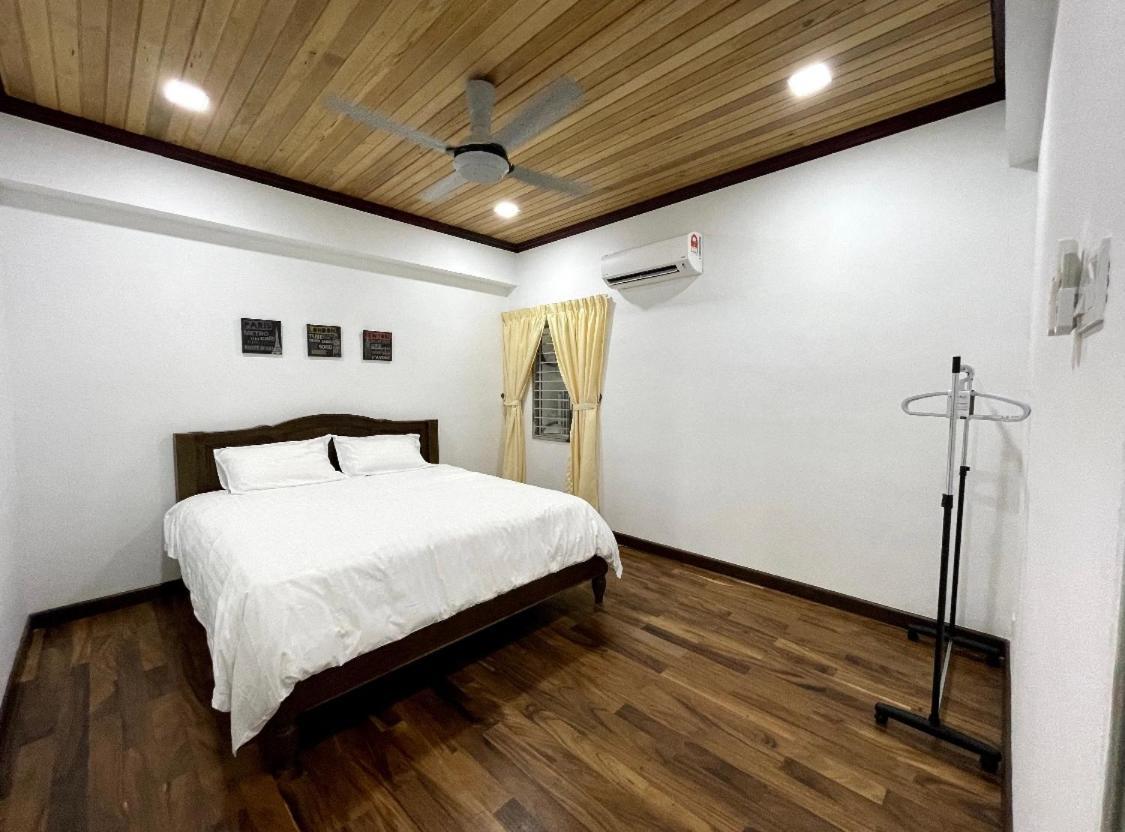 The Venus - Spacious Wooden Top Floor Apartment Sitiawan Exterior photo